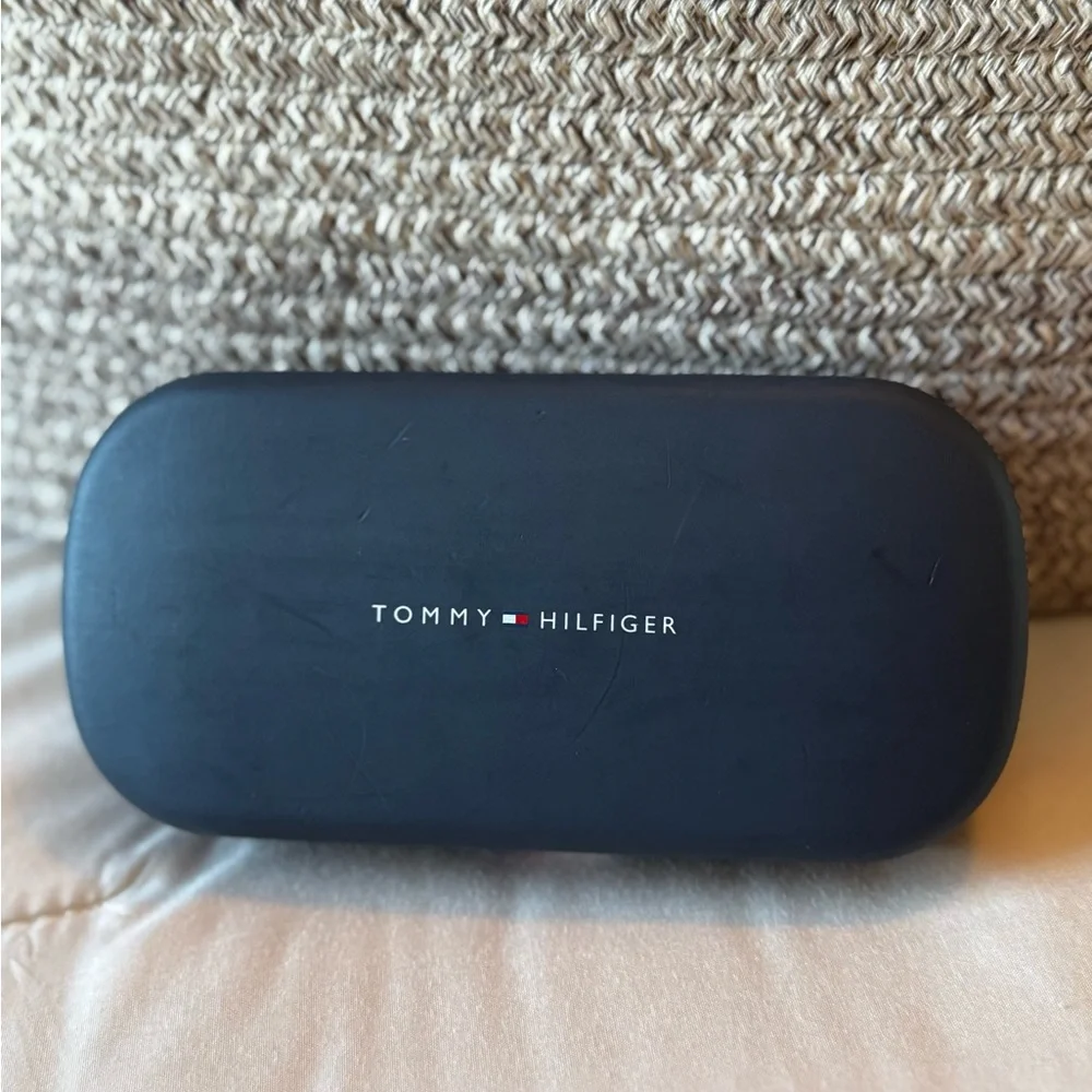 Tommy Hilfiger Silver Aviator Sunglasses With Sunglasses Case Unisex - Picture 5 of 5